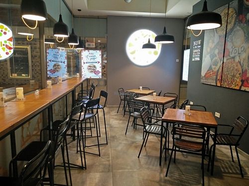 inside at Yolo Pizza in Churra