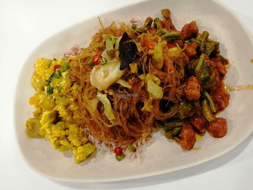 Rice and 3 selections. 60thb at Platinum Fashion Mall - Term-Bun in Bangkok