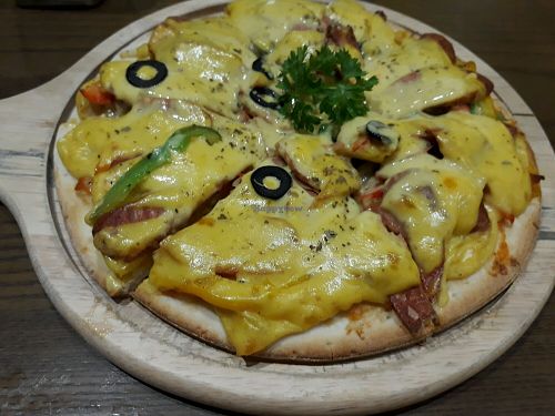 Gross vegan 'cheese' pizza at Minh Chay - Hang Gai in Hanoi