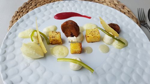 Dessert (pineapple and fennel) at ONA in Ares