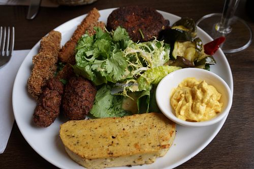 Assiette Chaude at Le Faitout Vegan in Paris
