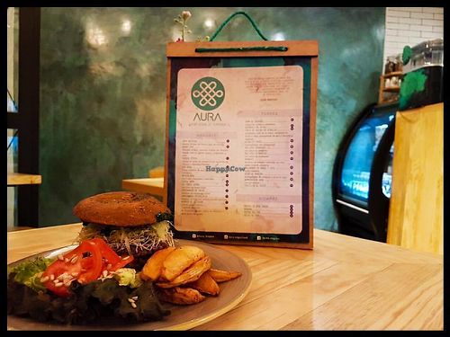 Deliciosa hamburguesa de quinoa acompañada de papas y ensalada at Aura Vegana in Mexico City