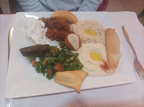 Assiette moyenne végétarienne at Layali 24 in Le Mans