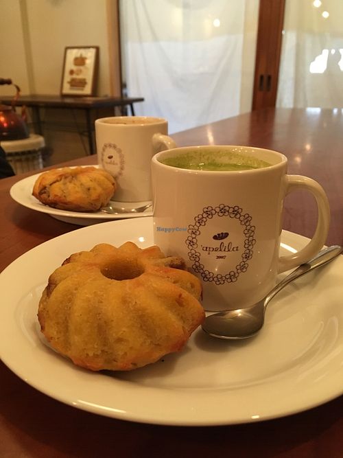 Mini bundt and matcha latte at Apelila in Kyoto