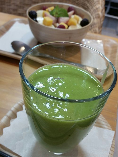 spinach and mango smoothie at Cocolo in Kyoto