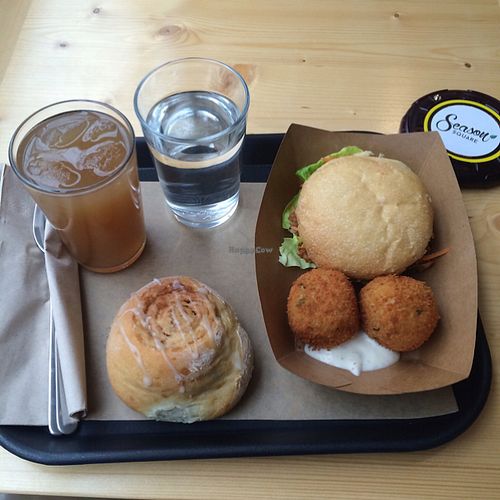 Jackfruit - bbq sandwich, croquettes de pommes de terre, cinnamon bun, et ginger-cinnamon iced tea !  at Season Square in Paris