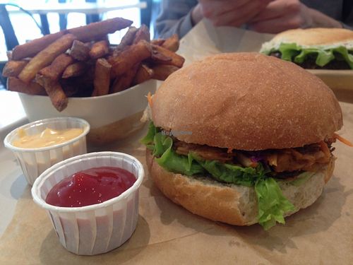 pulled jackfruit burger at Season Square in Paris