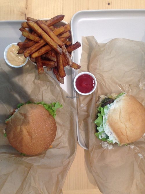 2 burgers & fries at Season Square in Paris