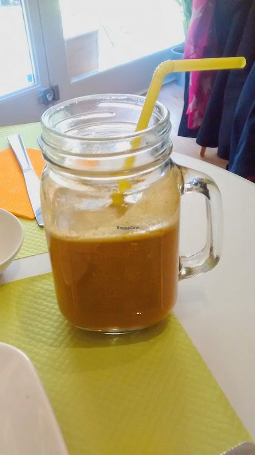 Juice with tomatoe, celery, carrot, ginger at L'Essentiel Saveurs Crues in Montpellier