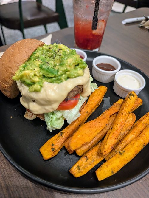 Avocado Burger at Veganerie - Ratchathewi in Bangkok