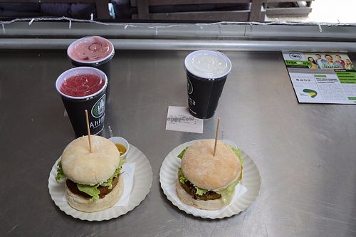Order delicious sandwiches and natural juices at Ahimsa Burgers in Florianopolis