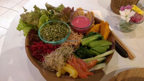 Bowl mit Reis, rohem und gekochtem Gemüse at Sayuri Healing Food in Ubud