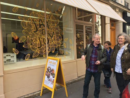Front with 3 happy vegans at Jay & Joy in Paris
