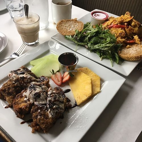 Le pain doré Mélanie au gâteau marbré maison et avec crème glacée et l'omelette Matthieu avec saucisses, bacon, oignons et poivrons at Vegano in Montreal