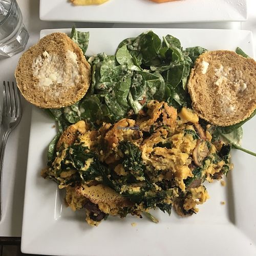 Omelette champignons et oignons caramélisés at Vegano in Montreal