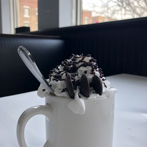 Chocolat chaud avec guimauves at Vegano in Montreal