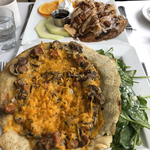 Crespini patates douces, champignons, gratiné et Crêpes aux pécanes at Vegano in Montreal