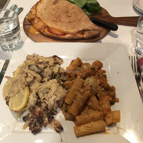 Poulet au citron et Calzone Pasquale (avec extra fromage) at Vegano in Montreal