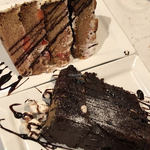 Gâteau aux fraises et amandes et Gâteau au chocolat at Vegano in Montreal