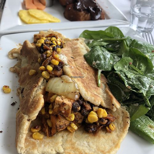 Burrito tofu fumé, poivrons, maïs, fèves at Vegano in Montreal