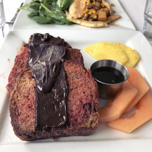 Pain doré fraises et chocolat at Vegano in Montreal