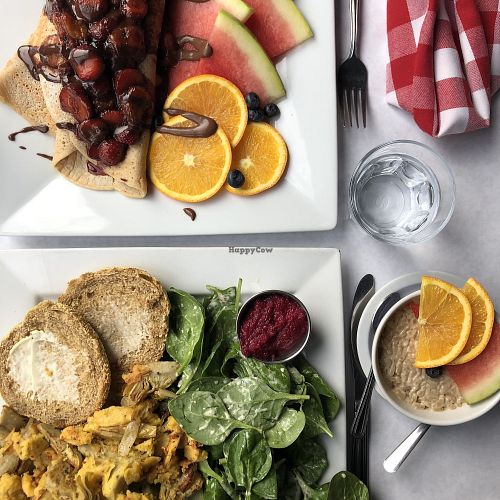 Omelette artichauts et oignons et Crêpes at Vegano in Montreal