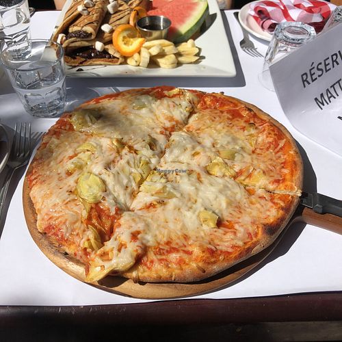 Pizza aux artichauts at Vegano in Montreal