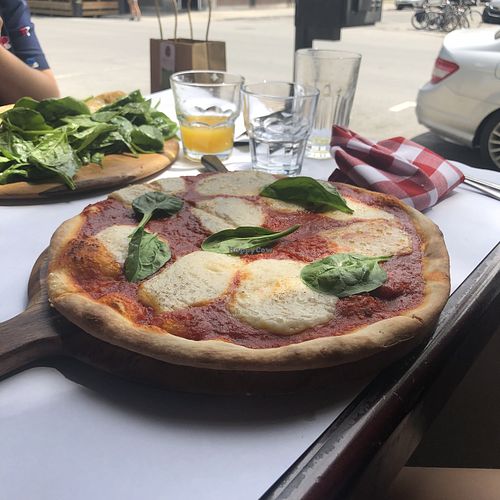 Pizza à la mozzarella végane at Vegano in Montreal