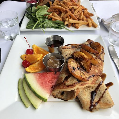 Crêpes aux pêches caramélisées et Slam pain doré at Vegano in Montreal