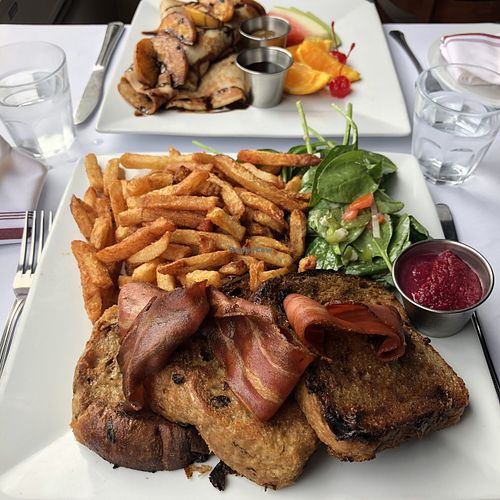 Slam pain doré et Crêpes aux pêches caramélisées at Vegano in Montreal