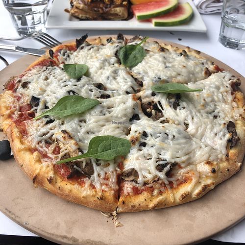 Pizza aux champignons at Vegano in Montreal