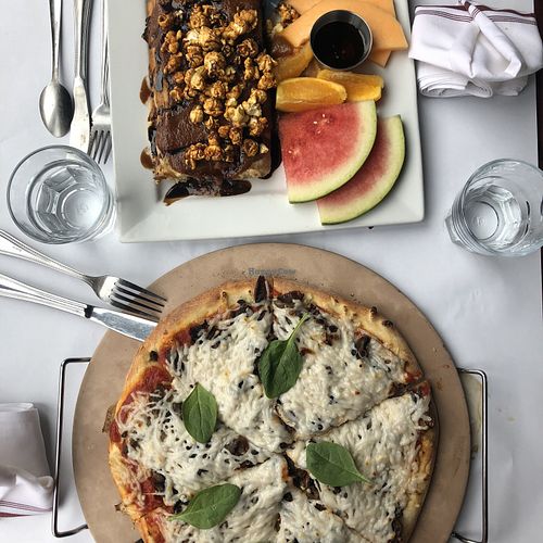 Pizza aux champignons et Gaufres au caramel at Vegano in Montreal