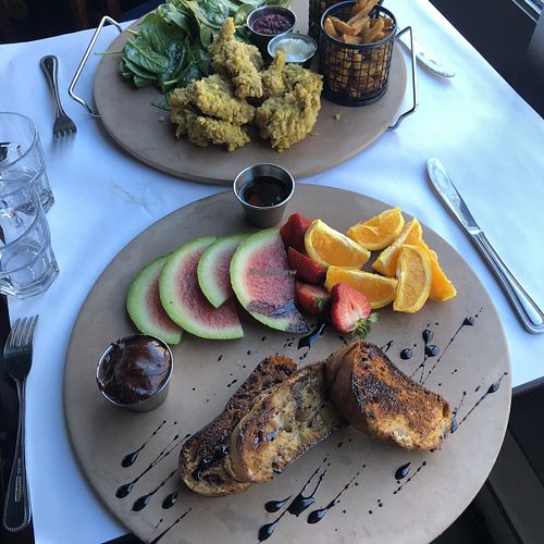 Pain doré canneberges, érable et noix at Vegano in Montreal