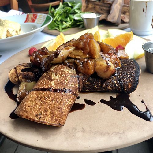 Crêpes aux pommes caramélisées at Vegano in Montreal