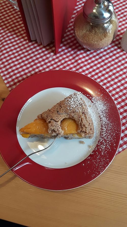 yummy vegan peach cake at Zimmertheater in Hoexter