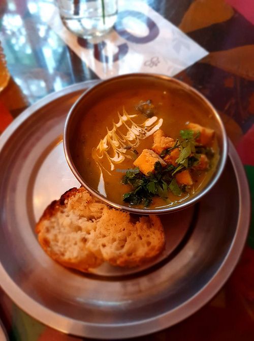 Starter:
- Pea cream
- Coconut bread with coriander seeds at Mantra Gastronomia e Arte in Porto Alegre