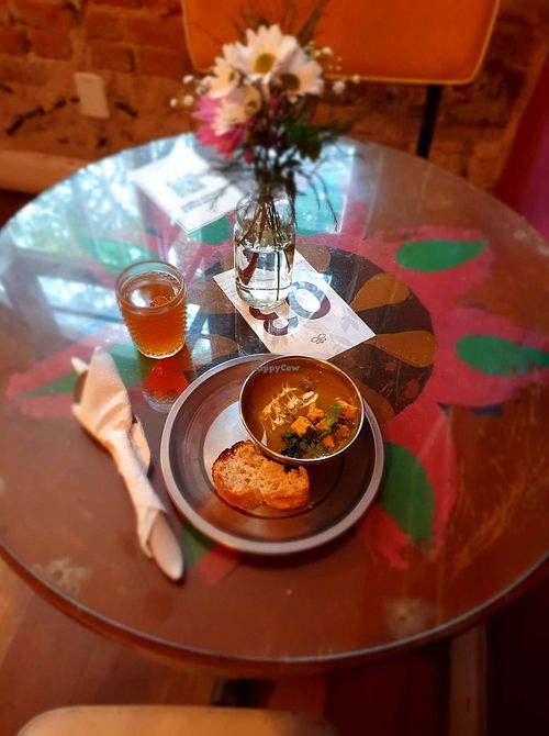 Starter:
- Pea cream
- Coconut bread with coriander seeds
- Lemongrass tea, honeydew and ginger at Mantra Gastronomia e Arte in Porto Alegre