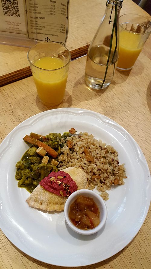 - samosas of vegetable protein, courgette and tomato rustico and beetroot paste
- palak paneer with spinach and basil 
- rice, peanut and leek
- apple chutney at Mantra Gastronomia e Arte in Porto Alegre