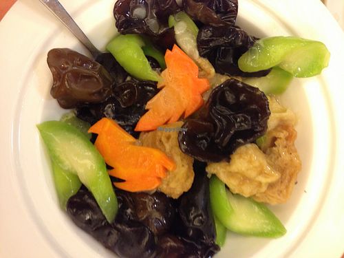 http://www.meetup.com/Meat-Free-Hong-Kong/photos/26395282/ 勝瓜雲耳炒鮮竹 Bean curd sheet with loofah and fungus at Tung Fong Siu Kee Yuen 東方小祇園 in Hong Kong Island