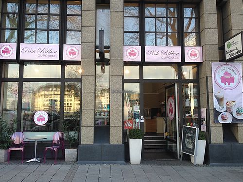 outside at Pink Ribbon Cupcakes in Hamburg