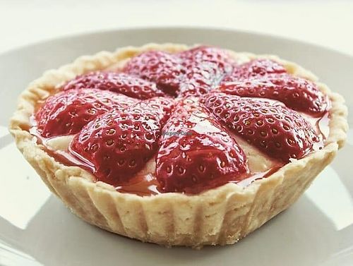 Tasty strawberry vegan tart 🌱🌱🌱 at Cafe Bonjour in Lanzarote