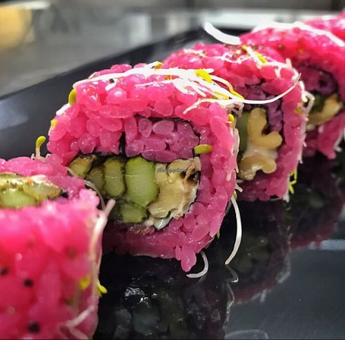 Vegan uramaki scarlett at Sushisa in Masnou