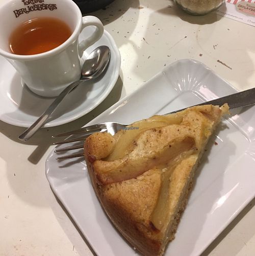 Vegan pistachio and pear cake at Torteria Berlicabarbis - Catania in Turin