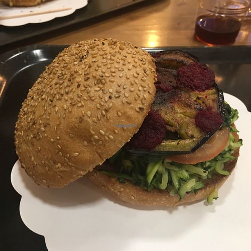 vegan burger - lots of fresh veggies at Gardian Burger in Aigues-mortes