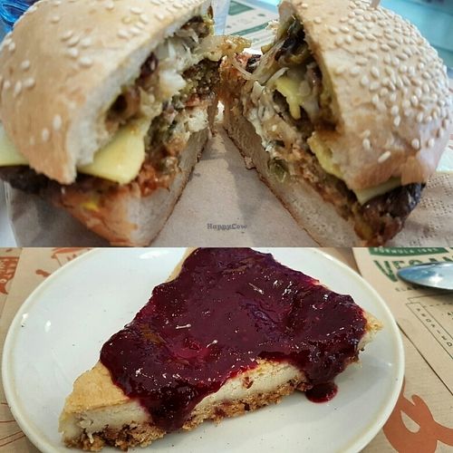 Mexican burger and Cheesecake at Cebrian in Zaragoza