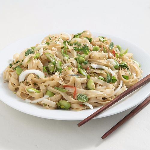 Japanese Rice Noodles
Ζεστά noodles ρυζιού με φασόλια edamame και σάλτσα απο tamarind και ginger at Crudo South in Glyfada