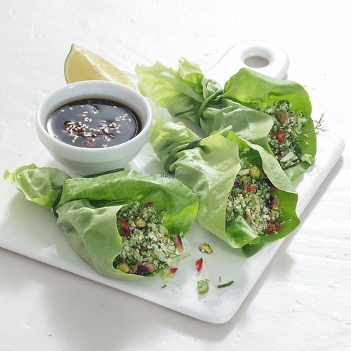 Fresh Lettuce Rolls
Φρέσκα ρολλά μαρουλιού γεμιστά με κουσκους από κουνουπίδι και μπρόκολο και μυρωδικά. Σερβίρεται με πικάντικο dressing σόγιας. at Crudo South in Glyfada