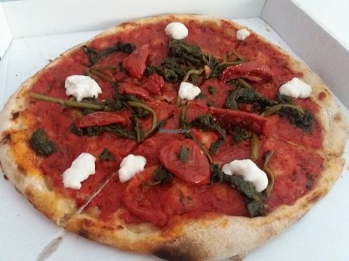 pizza = sundried tomatoes + spinach + vegan cheese at La Mezcla in Barcelona