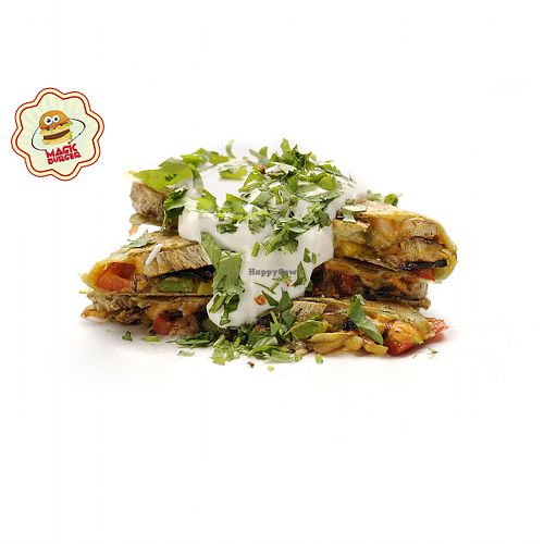 VEG CHICK'N QUESEDILLA
Spinache tortilla (gluten), Chick'n seitan (gluten), Vegan cheese, Bell pepper, Grilled onion, Guacamole, Soy cream (soy),  Cilantro at Magic Burger in Budapest