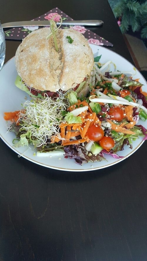 Bieten burger met slaatje at L'Histoire Du Bonheur in Ronse